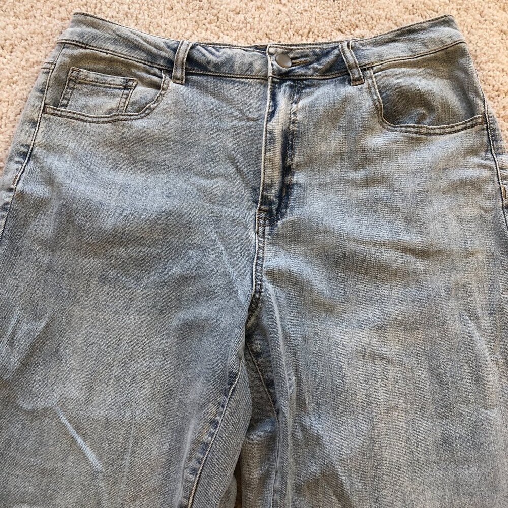 NWOT Versona Women's Flare Split Crop Ankle Light Wash Jeans - Picture 3 of 11
